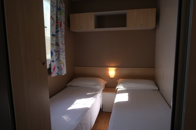 Camera con due letti singoli.