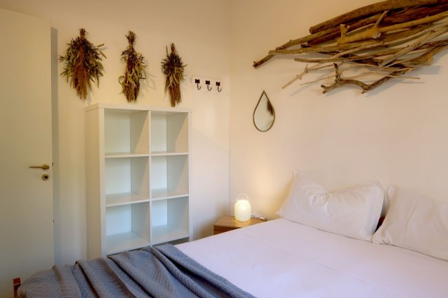 Camera da letto con decorazioni naturali.