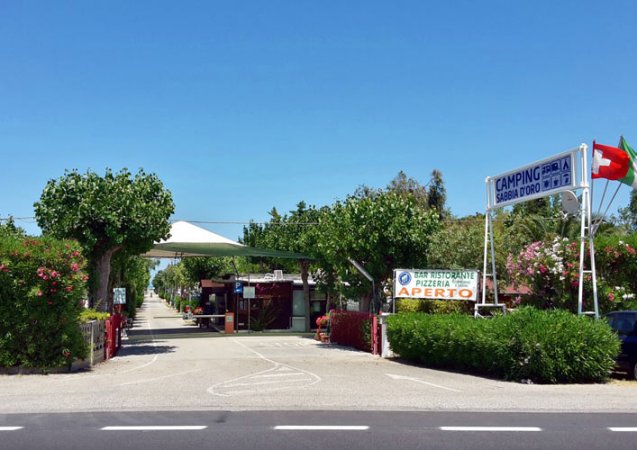 Ingresso di un campeggio con cartello.