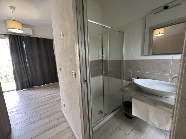 Bagno moderno con doccia e lavandino.