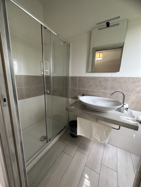 Bagno moderno con doccia e lavabo.