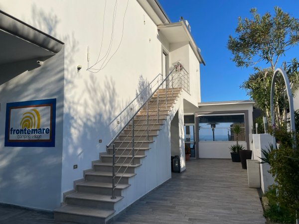 Scala esterna accanto a edificio bianco.