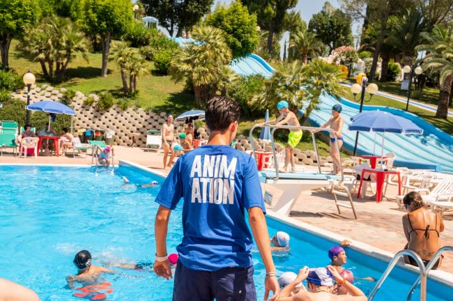 Ragazzo con t-shirt 
