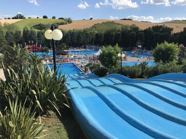 Serie di scivoli d'acqua con vista sul parco acquatico.