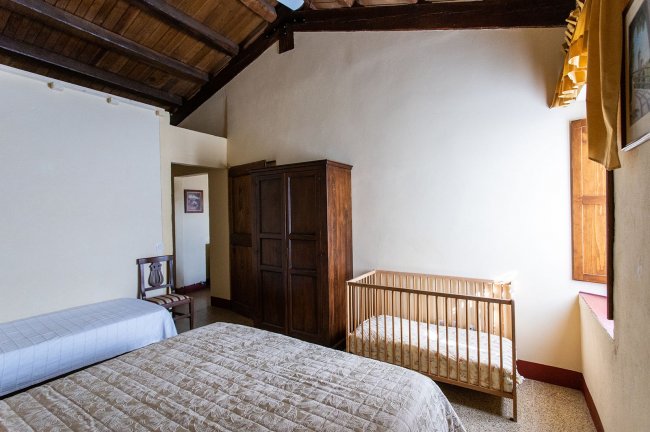 Camera con letti, armadio e culla.