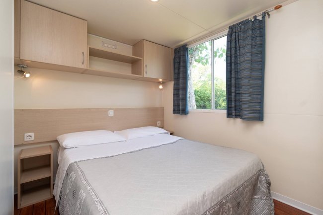 Camera da letto con letto matrimoniale e finestra.