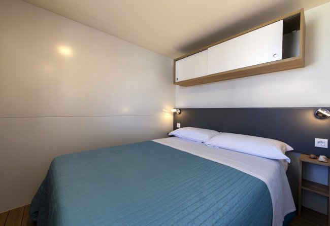 Camera con letto matrimoniale e mobile pensile.