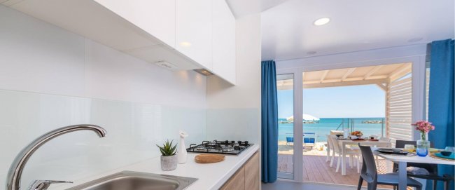 Cucina moderna con vista sul mare da una veranda.