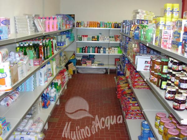 Scaffali di supermercato con prodotti per la casa e alimenti in barattolo.