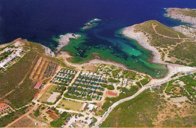 Vista aerea di una baia e campeggio vicino al mare.