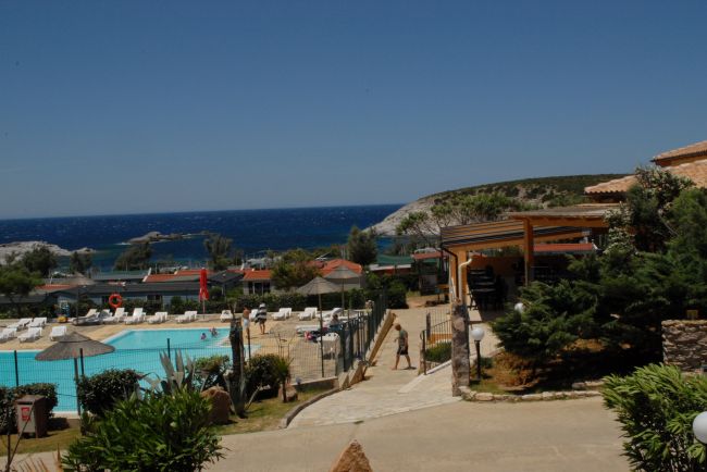 Piscina e sentiero con vista mare.