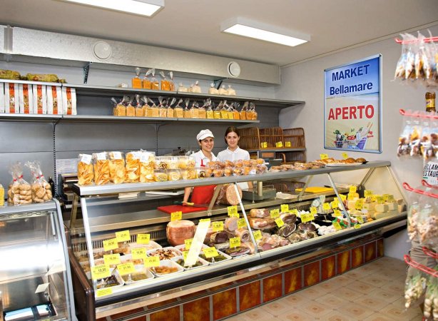 Negozio con banco alimentare e due persone.