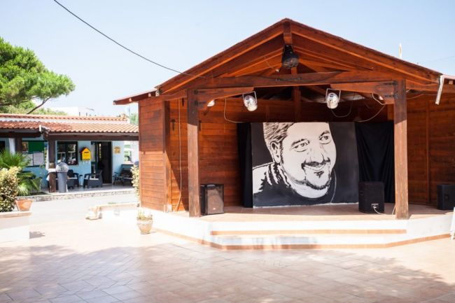 Palco in legno con ritratto disegnato.