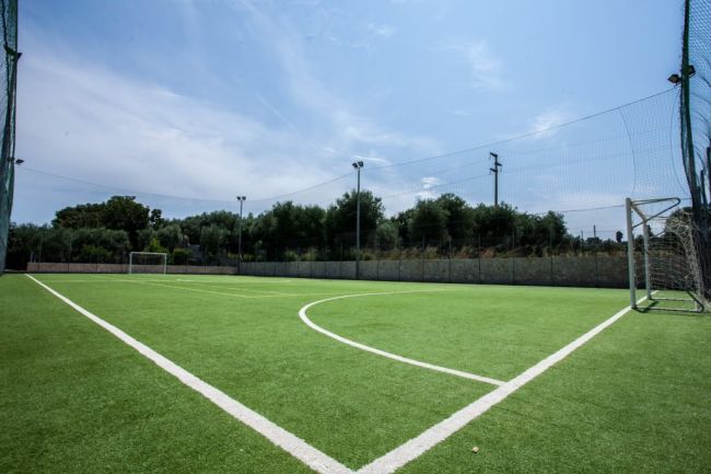 Un campo da calcio su erba sintetica.