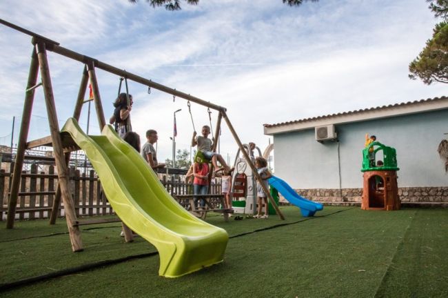 Parco giochi con scivoli e altalene.