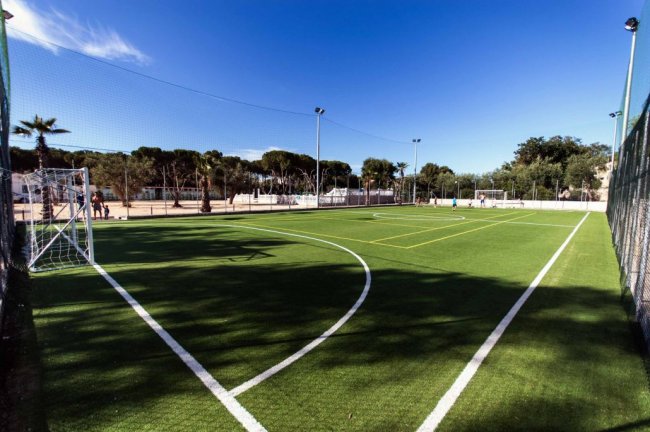 Campo da calcio in erba sintetica.