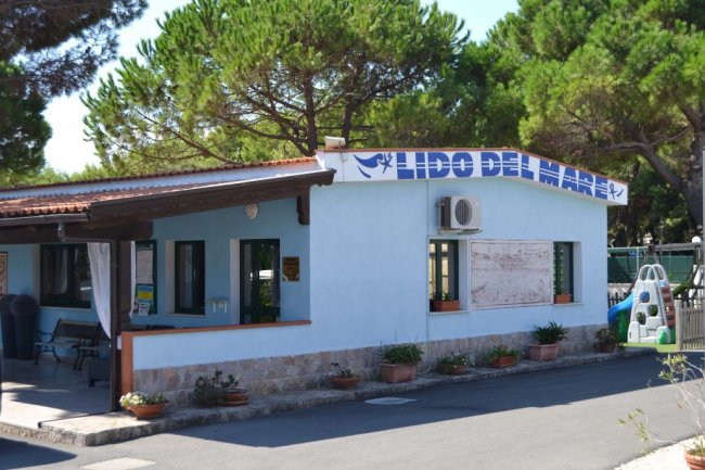 Edificio blu con insegna 