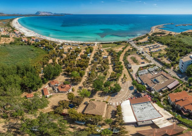 Villaggio costiero con vista mare.