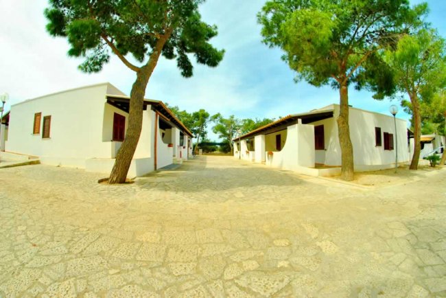 Case bianche con cortile pavimentato.