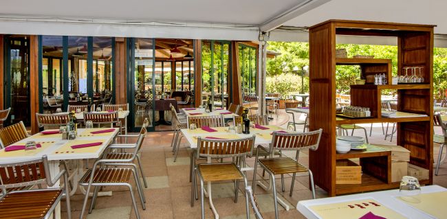 Tavoli all'aperto apparecchiati in un ristorante.