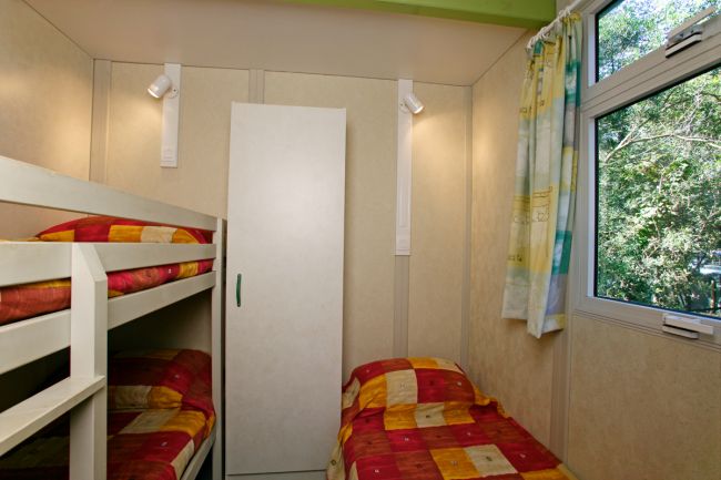 Stanza con letto a castello e armadio.