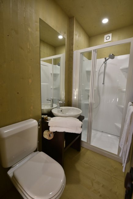 Bagno moderno con doccia.