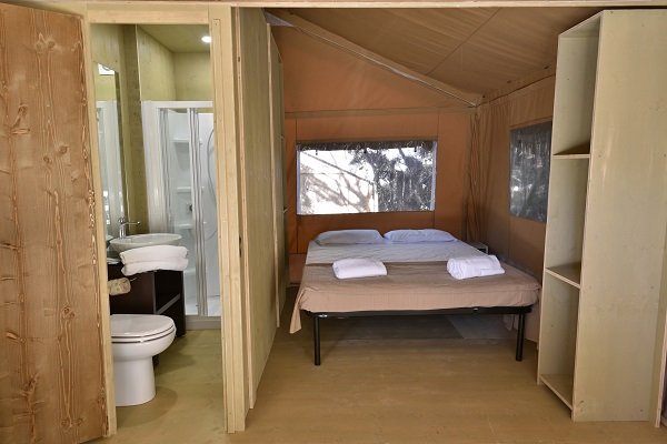 Interno di una tenda con bagno.