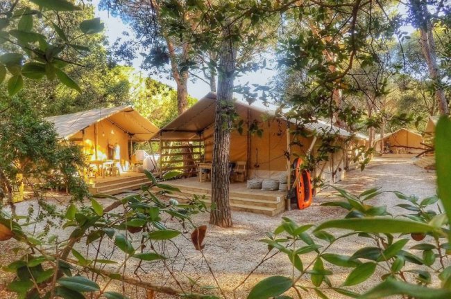 Tende glamping tra gli alberi.