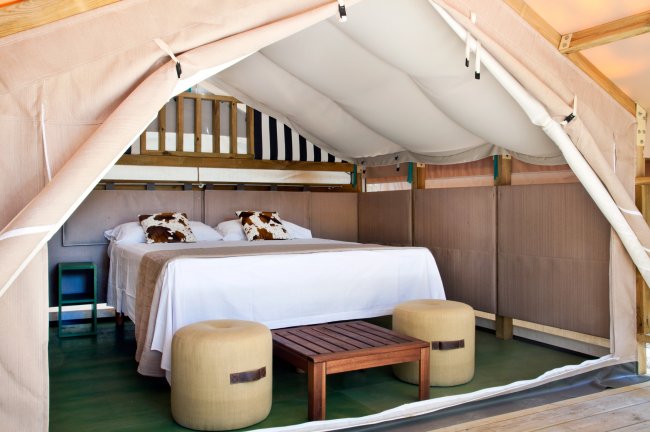 Tenda glamping con letto matrimoniale.