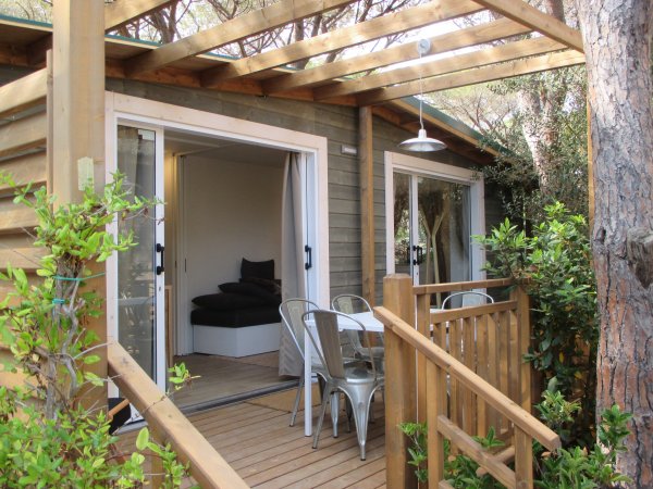Veranda di una casa con tavolo e sedie.