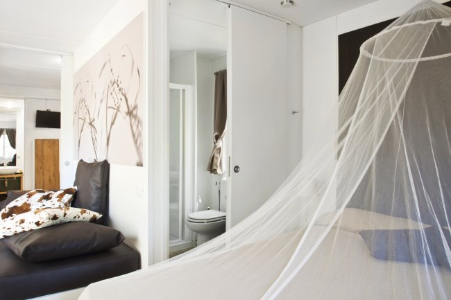 Camera da letto moderna con zanzariera.