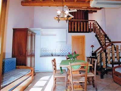 Soggiorno con soppalco e mobili in legno.