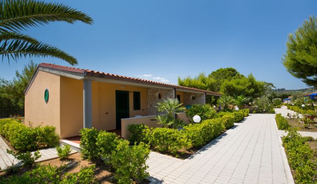 Bungalow con vialetto e siepi.