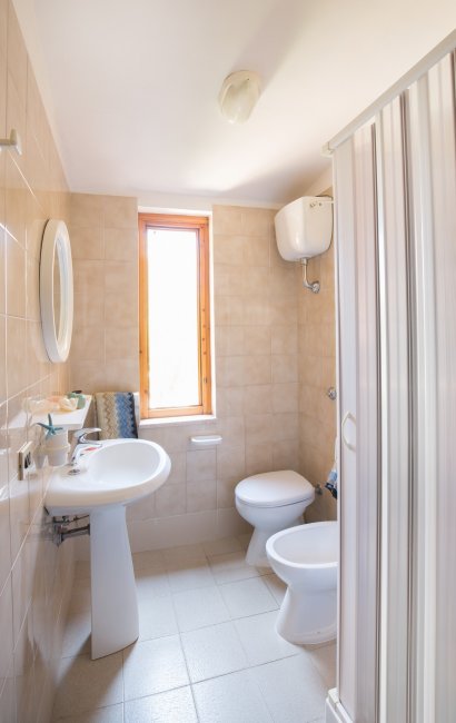 Bagno con doccia, lavandino e wc.