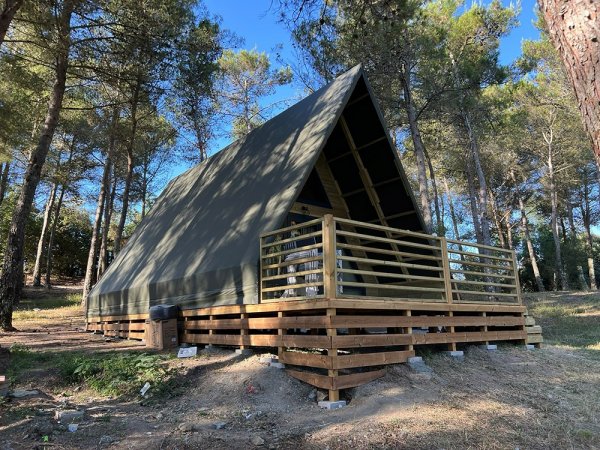Tenda triangolare con terrazza in legno.