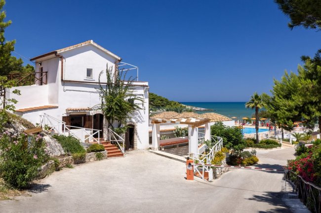 Una casa bianca con vista sul mare.