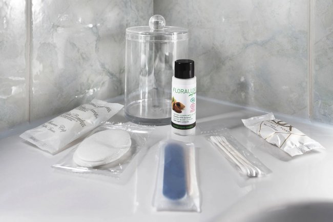 Set di prodotti da bagno su un ripiano bianco.