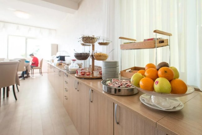Tavolo buffet con frutta e cereali.