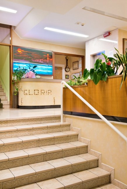 Ingresso con scale, piante e accoglienza.