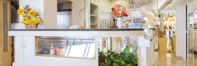 Interno con bancone e decorazioni floreali.