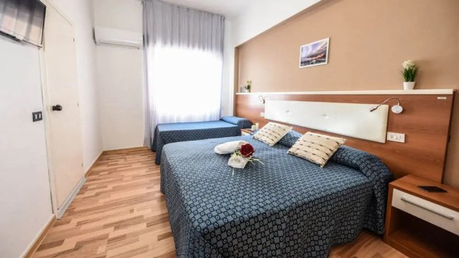 Camera con letto matrimoniale e singolo.