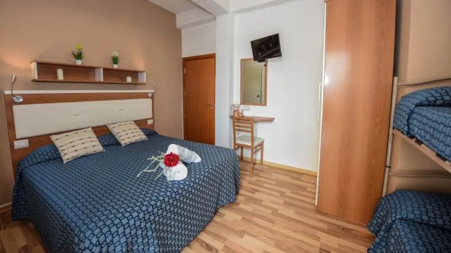 Camera con letto matrimoniale e letti a castello.