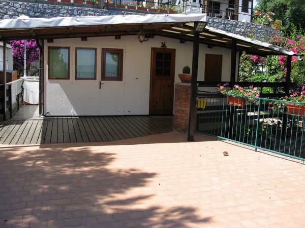 Uno chalet con veranda in legno.