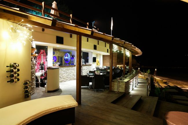 Ristorante all'aperto con illuminazione serale.