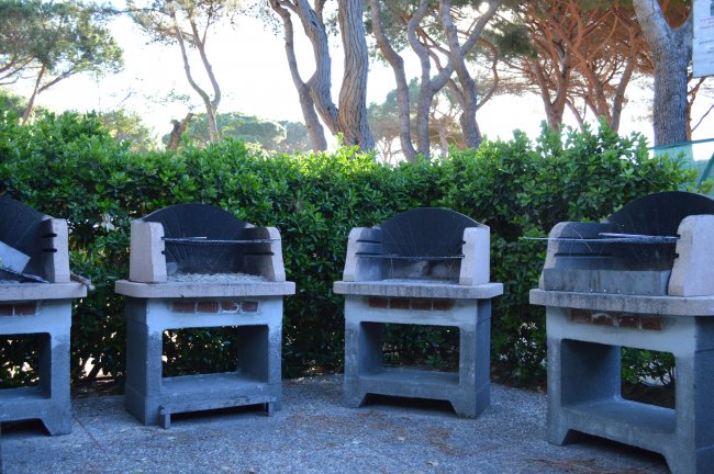 Quattro barbecue in muratura all'aperto.