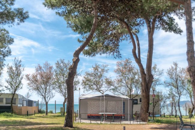 Piazzola con gazebo tra alberi, vista mare.