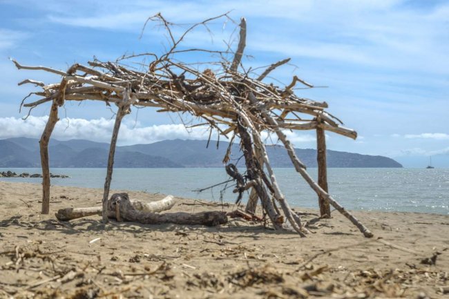 Capanna di legno sulla spiaggia sabbiosa.