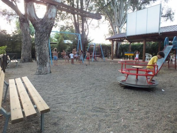 Bambini giocano in un parco giochi.