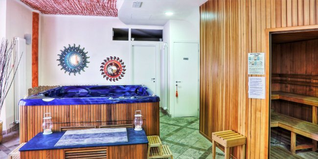 Interno con sauna e vasca idromassaggio.