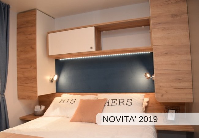 Camera da letto con armadio e illuminazione a LED.